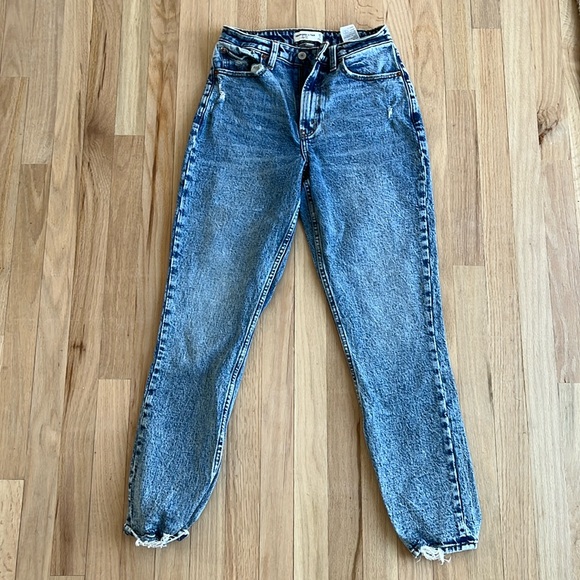 Abercrombie High Rise Mom Jeans - Picture 2 of 4